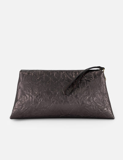 Clutch piel metalizada color plata textura arrugada para mujer