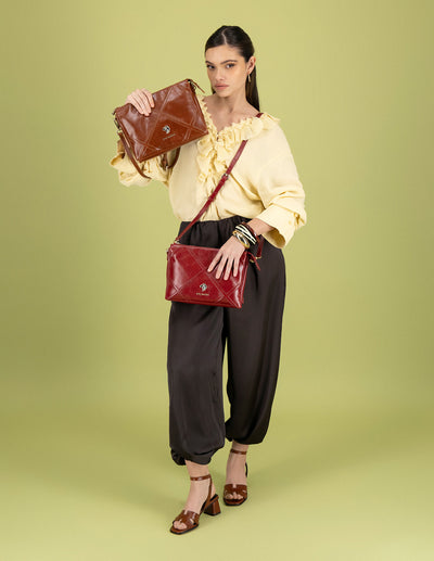 Bandolera café en piel para mujer con costuras cruzadas