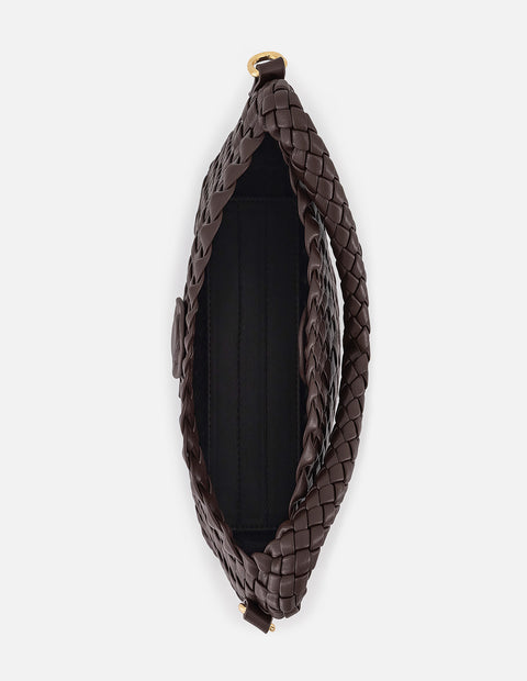 Minibolso café en piel vegana trenzada con logo dorado para mujer