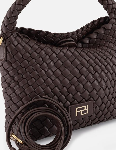 Minibolso café en piel vegana trenzada con logo dorado para mujer