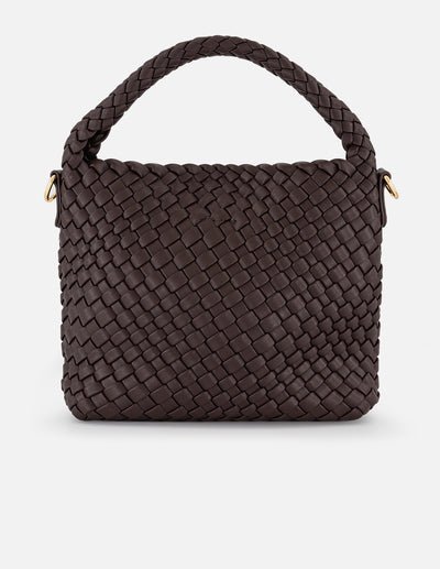 Minibolso café en piel vegana trenzada con logo dorado para mujer