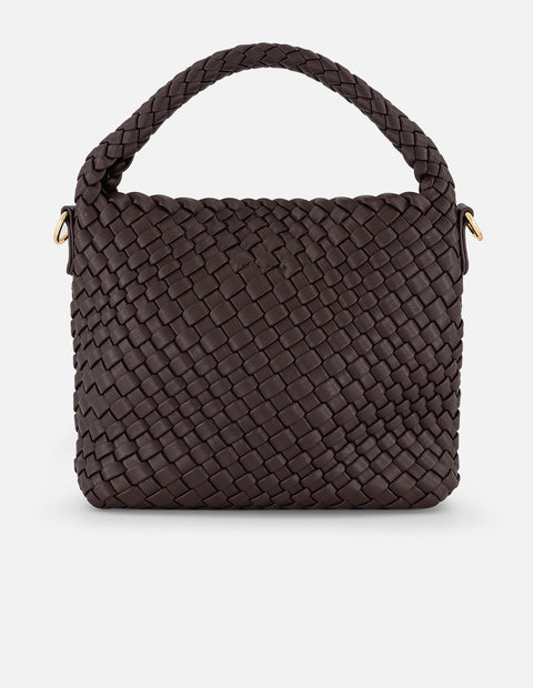 Minibolso café en piel vegana trenzada con logo dorado para mujer