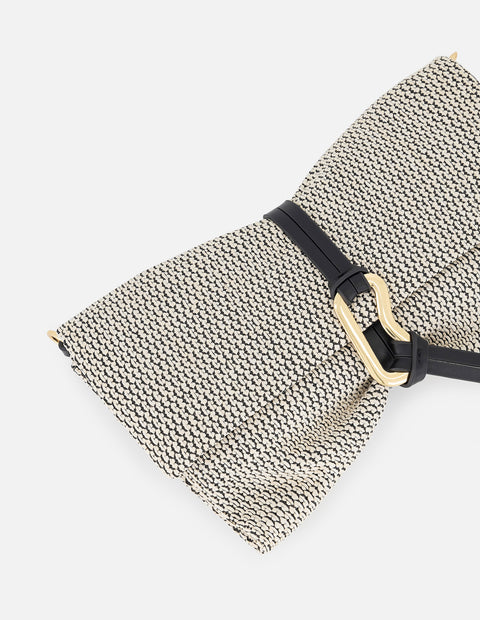 Clutch negro y blanco en rafia tejida con herraje decorativo para mujer