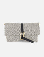 Clutch negro y blanco en rafia tejida con herraje decorativo para mujer