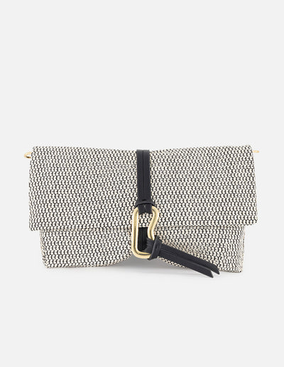 Clutch negro y blanco en rafia tejida con herraje decorativo para mujer