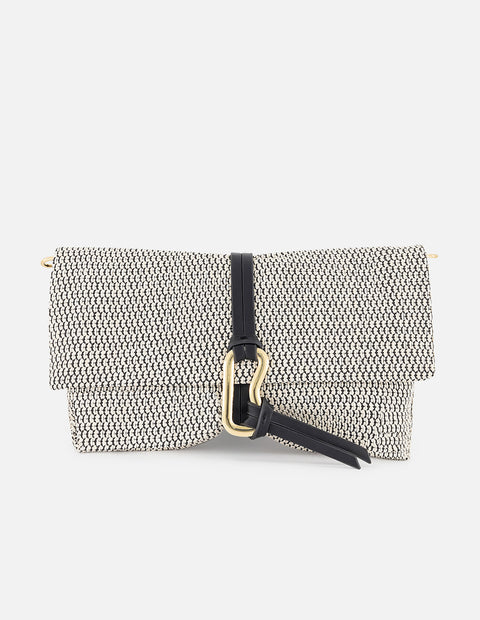Clutch negro y blanco en rafia tejida con herraje decorativo para mujer