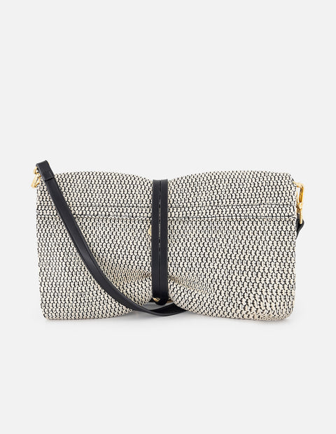 Clutch negro y blanco en rafia tejida con herraje decorativo para mujer