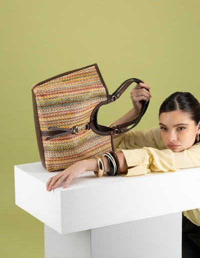 Bolso de hombro multicolor en rafia con tejido decorativo