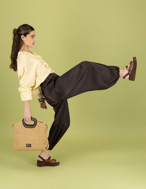 Bolso de mano color blanco en rafia con combinación de materiales