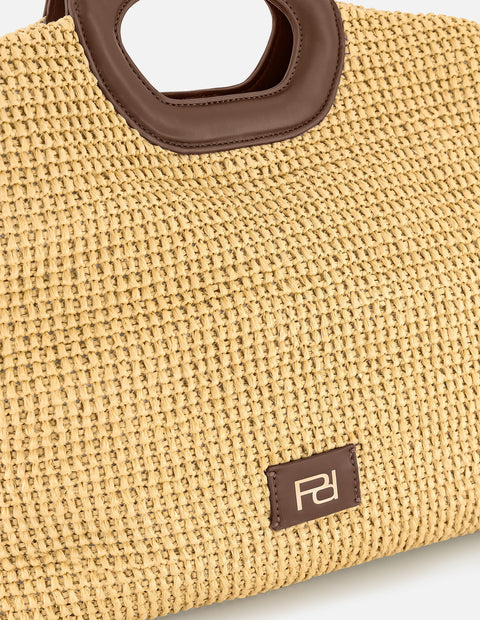 Bolso de mano color blanco en rafia con combinación de materiales