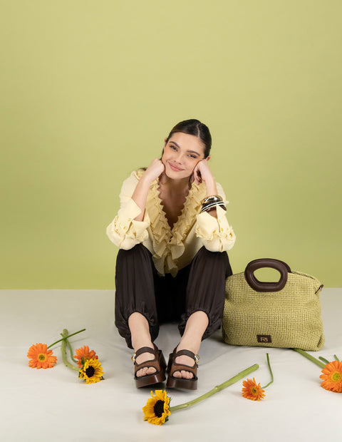 Bolso de mano verde en rafia con combinación de materiales