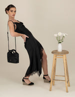 Bolso de mano negro en rafia con tejido artesanal