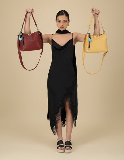 Bolso de hombro amarillo en piel vegana con grabado