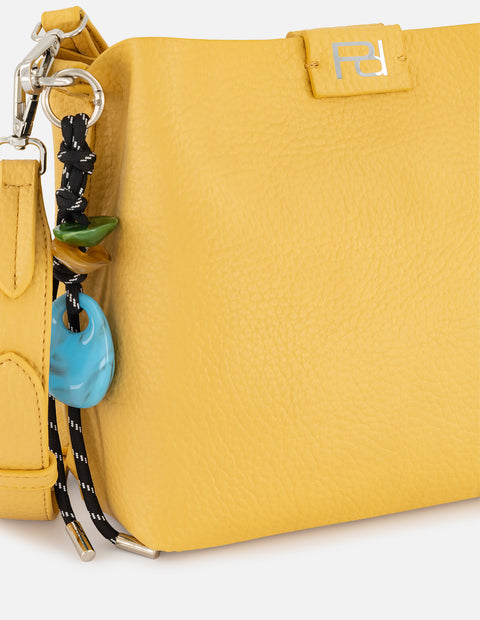 Bolso de hombro amarillo en piel vegana con grabado