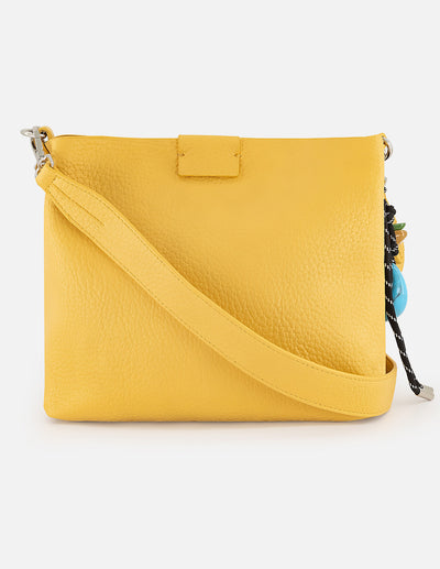 Bolso de hombro amarillo en piel vegana con grabado