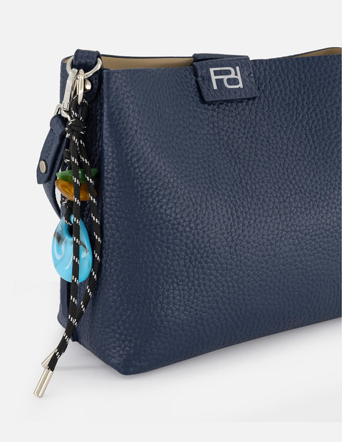 Bolso de hombro azul en piel vegana con grabado frontal