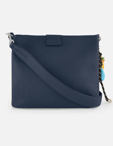 Bolso de hombro azul en piel vegana con grabado frontal