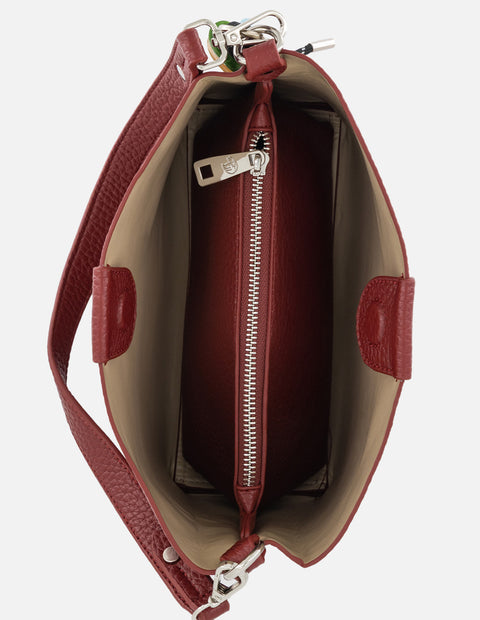 Bolso de hombro rojo en piel vegana con grabado