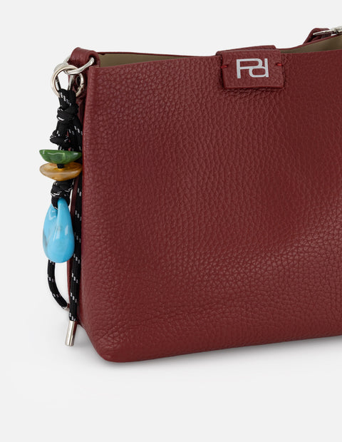 Bolso de hombro rojo en piel vegana con grabado