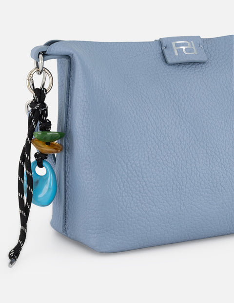 Bolso de hombro azul en piel vegana con grabado