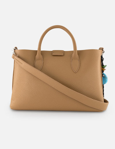 Bolso de mano café en piel vegana grabada con asas rígidas