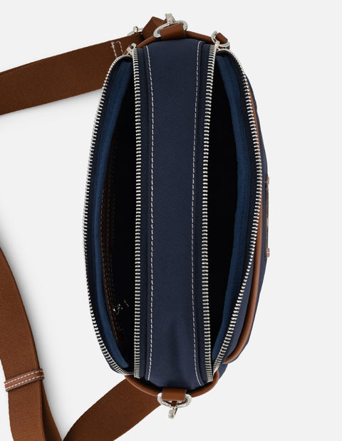 Bandolera azul en nylon con pespuntes en contraste