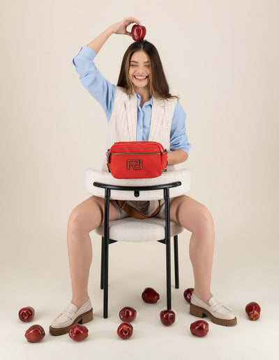 Bandolera roja en nylon con aplicaciones en contraste