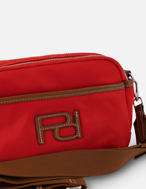 Bandolera roja en nylon con aplicaciones en contraste