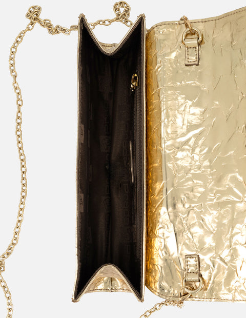 Clutch metalizado color oro y textura arrugada para mujer