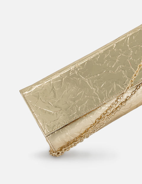 Clutch metalizado color oro y textura arrugada para mujer
