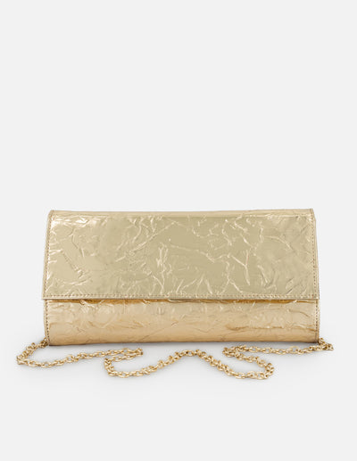 Clutch metalizado color oro y textura arrugada para mujer