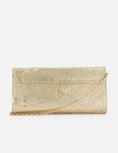 Clutch metalizado color oro y textura arrugada para mujer