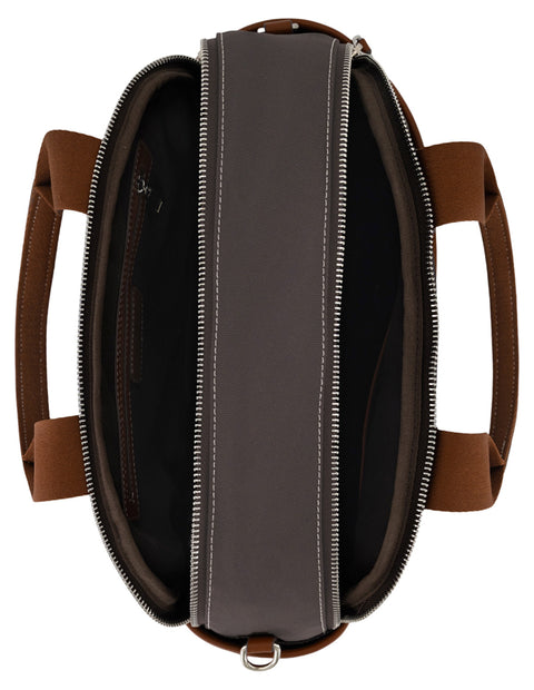 Mochila café para hombre con Pd en contraste