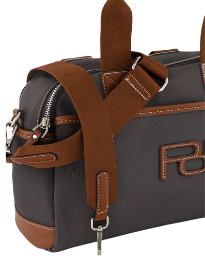 Mochila café para hombre con Pd en contraste