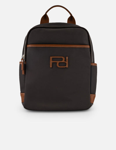 Mochila café para hombre con Pd en contraste