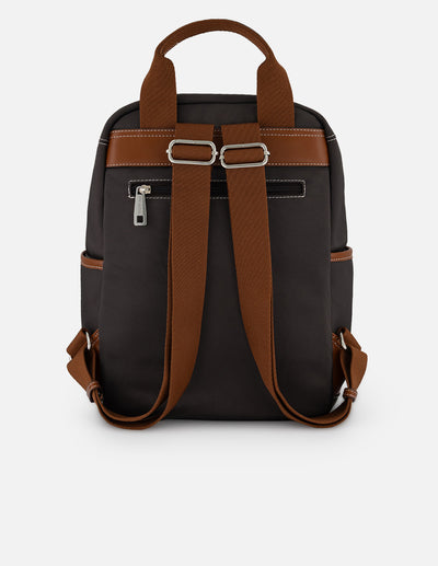 Mochila café para hombre con Pd en contraste