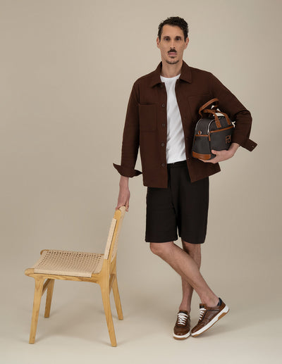 Mochila café para hombre con Pd en contraste