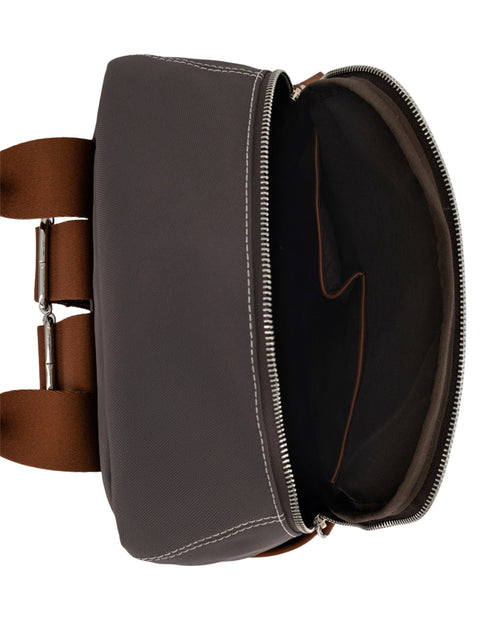 Mochila café para hombre con Pd en contraste