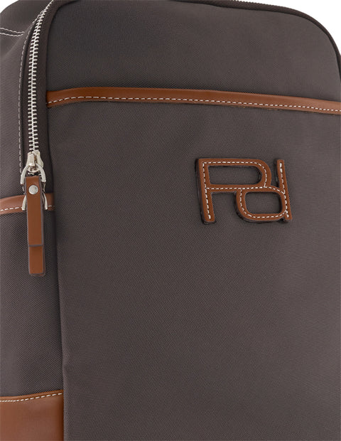 Mochila café para hombre con Pd en contraste