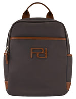 Mochila café para hombre con Pd en contraste
