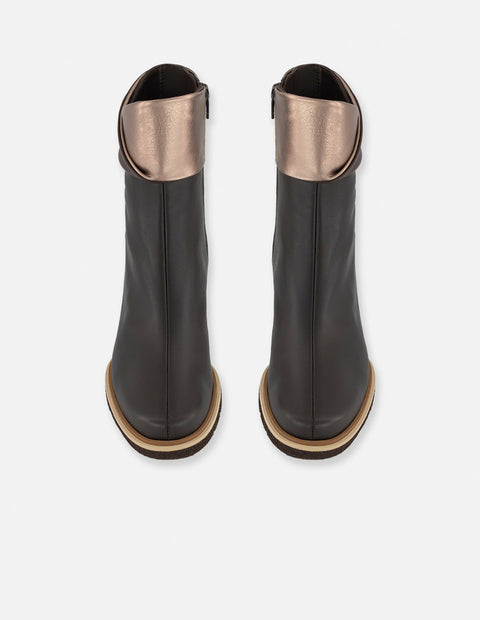 Botines café piel para mujer con solapa superior doblada