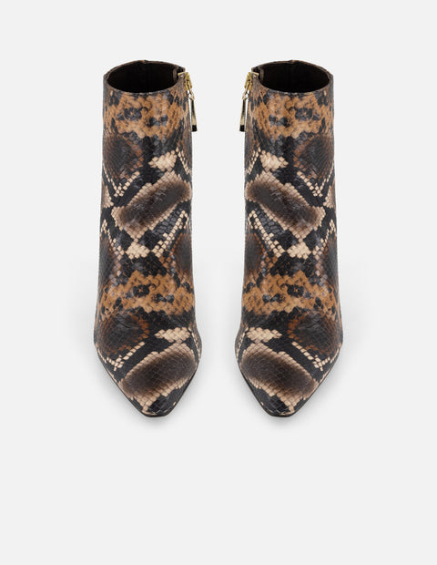 Botines café piel para mujer con grabado tipo serpiente
