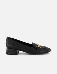 Mocasines negros charol para mujer con herraje dorado