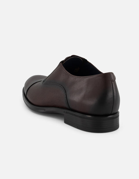 Zapato Oxford color vino de piel para hombre con grabado