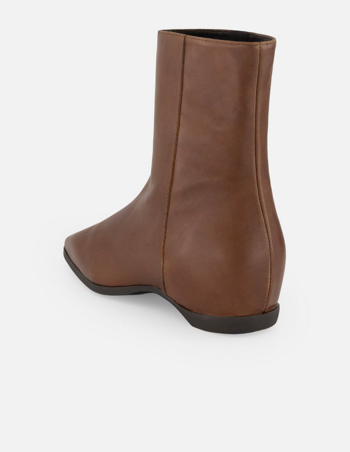 Botines café piel para mujer con cierre lateral visible