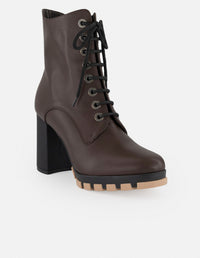 Botines café piel para mujer con ojillos metálicos