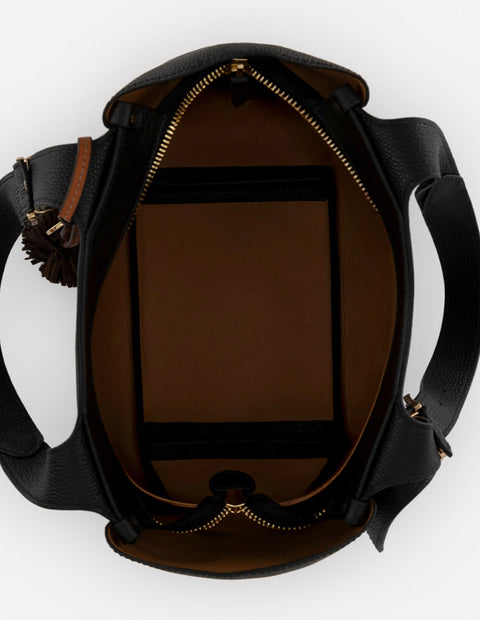 Bolso de hombro negro piel para mujer con accesorio colgante