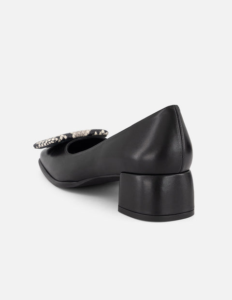 Zapatilla blanca de piel para mujer con grabado tipo serpiente
