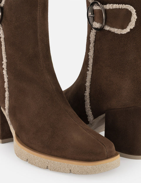 Botines beige ante borrego para mujer con hebilla redonda