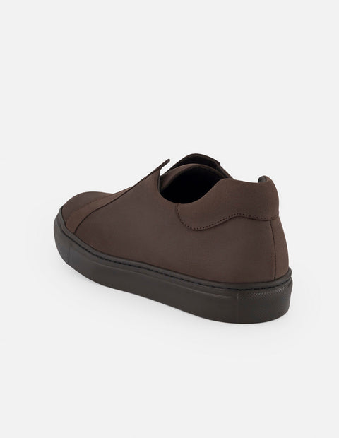 Tenis café de piel para hombre con ajuste elástico
